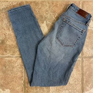 Hollister Ultra High-Rise Mom Jeans